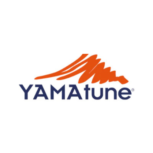Logotyp för YAMAtune med marinblå text och ett rött, stiliserat berg ovanför, mot vit bakgrund.