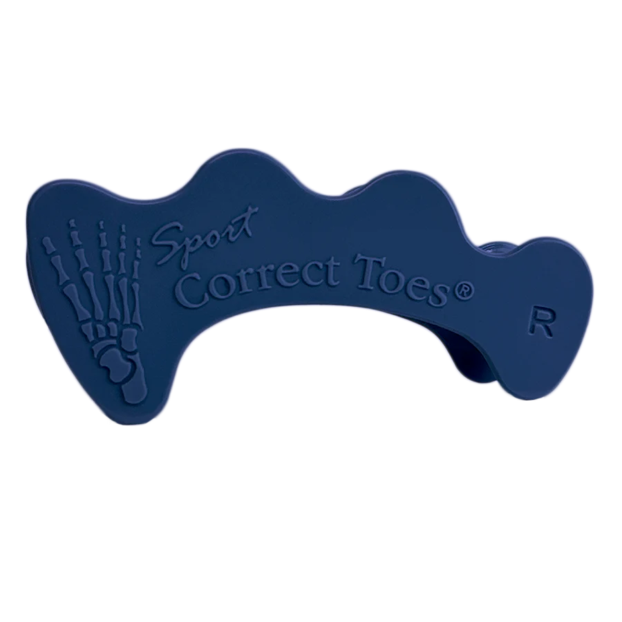 Närbild på en blå tåseparator för höger fot från Correct Toes Sport, tillverkad i flexibel medicinsk silikon. Produkten visar en anatomisk fotillustration samt texten ”Correct Toes Sport R”.