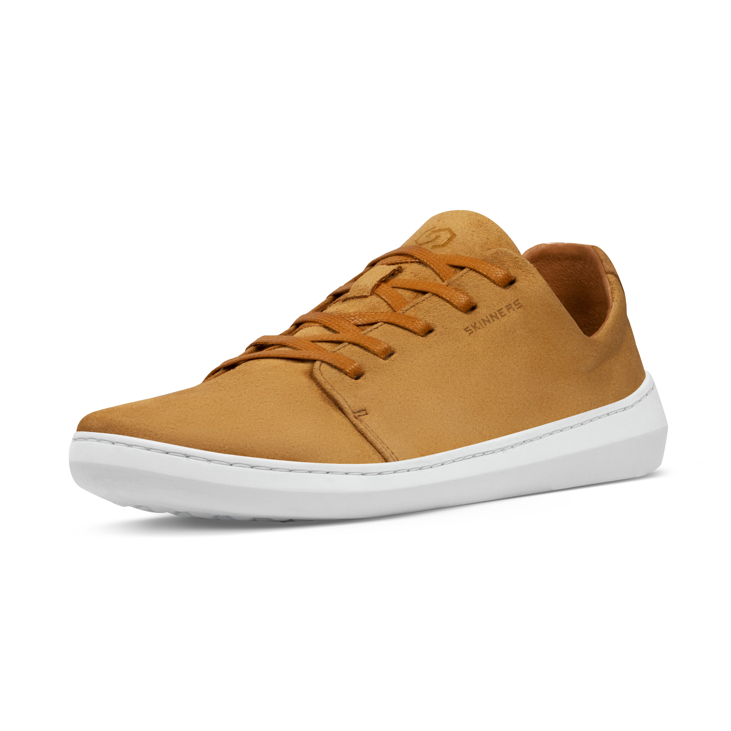 Skinners Easygoer-sko i färgen Camel, sedd från sidan. Sneaker i mockaliknande material med vit sula och diskret logotyp.