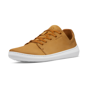 Skinners Easygoer-sko i färgen Camel, sedd från sidan. Sneaker i mockaliknande material med vit sula och diskret logotyp.