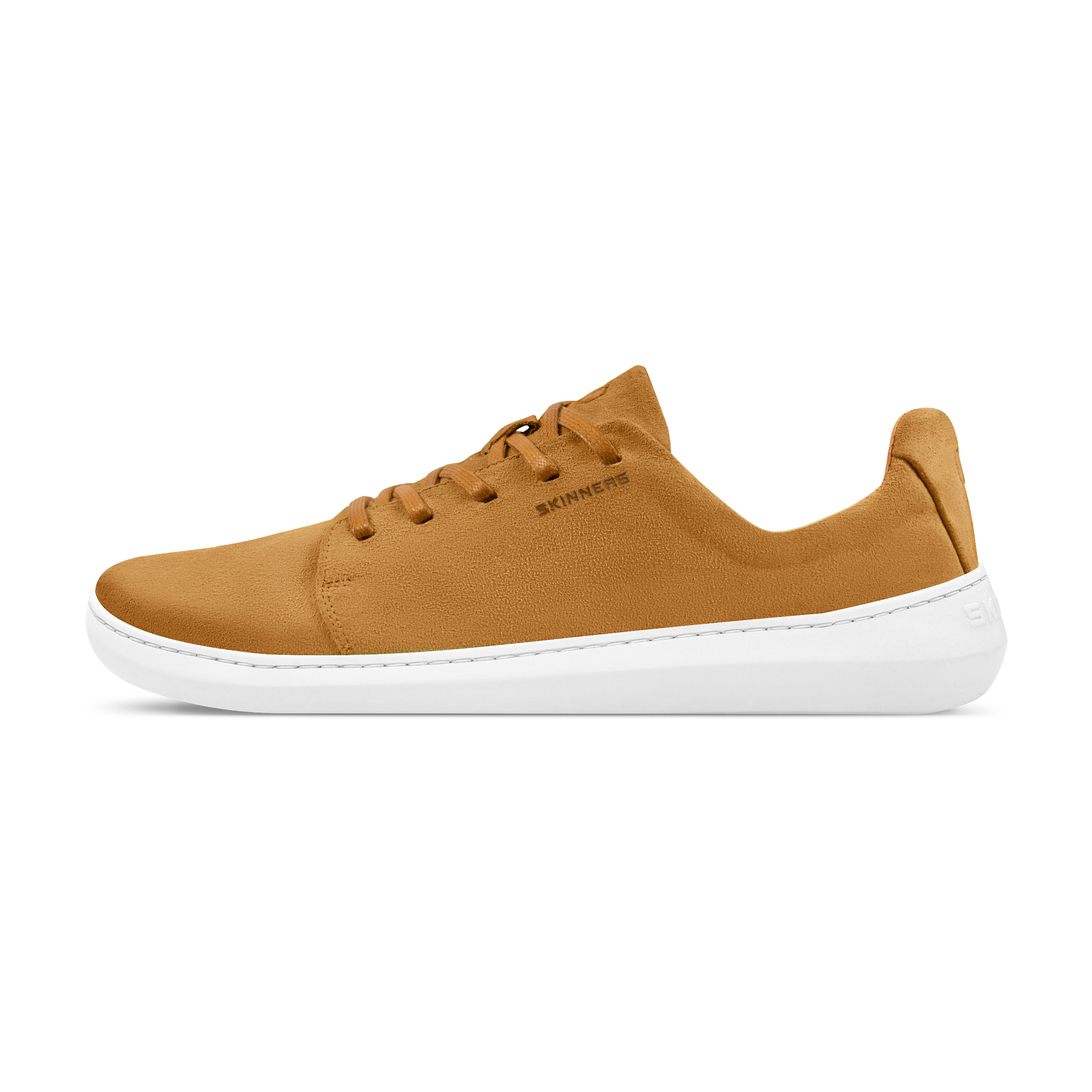 Skinners Easygoer-sko i färgen Camel, sedd från sidan. Sneaker i mockaliknande material med vit sula och diskret logotyp.