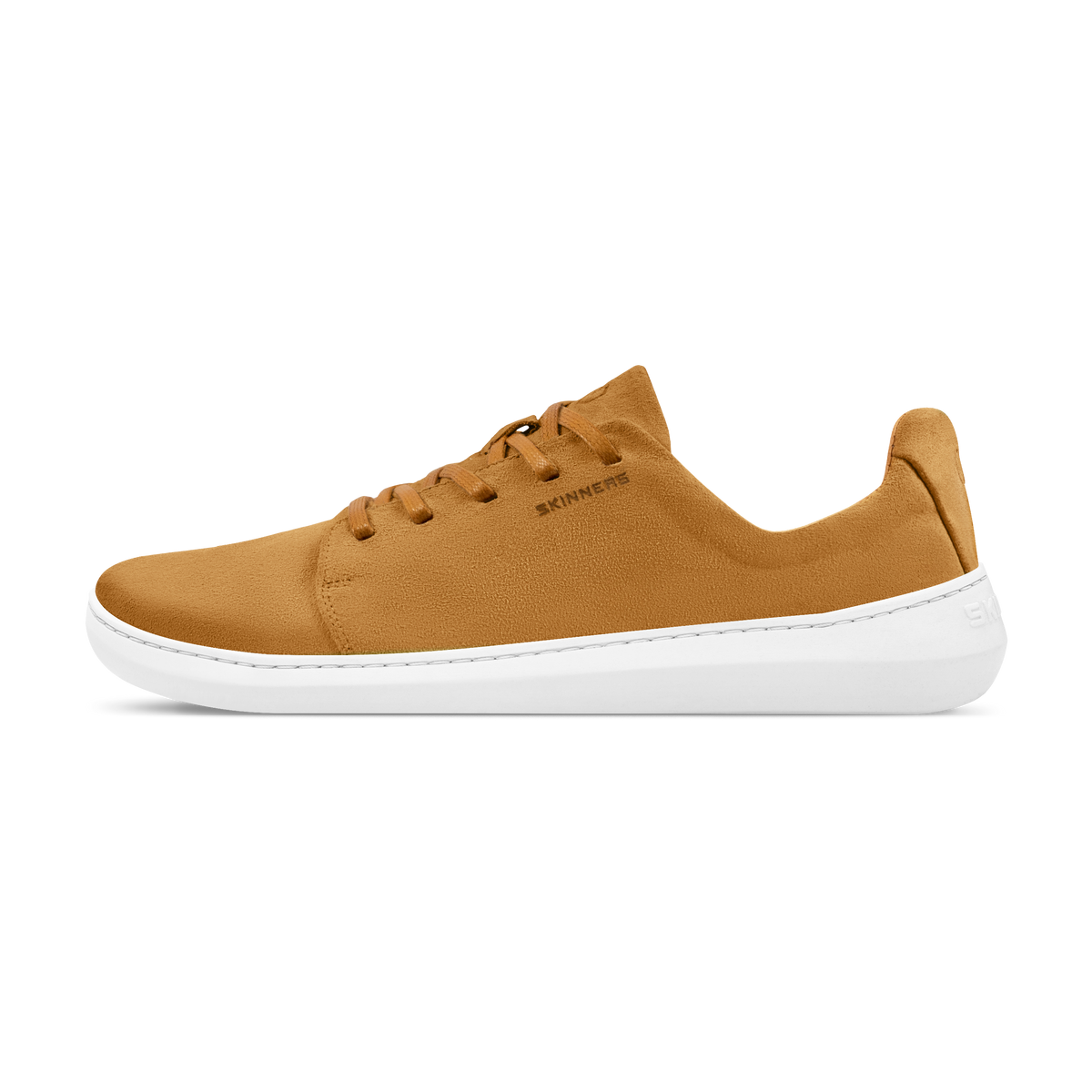 Skinners Easygoer-sko i färgen Camel, sedd från sidan. Sneaker i mockaliknande material med vit sula och diskret logotyp.