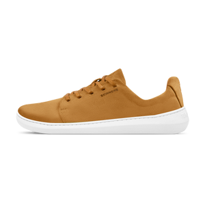 Skinners Easygoer-sko i färgen Camel, sedd från sidan. Sneaker i mockaliknande material med vit sula och diskret logotyp.