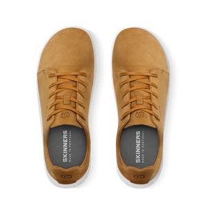 Skinners Easygoer-sko i färgen Camel, sedd från sidan. Sneaker i mockaliknande material med vit sula och diskret logotyp.