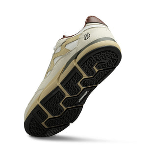 Sula av Joe Nimble Addict barfotasko i färgen brun/beige, visad underifrån. Yttersulan är svart med beige detaljer och har ett tekniskt mönster från Michelin® för ökat grepp, flexibilitet och hållbarhet vid naturlig fotrörelse.