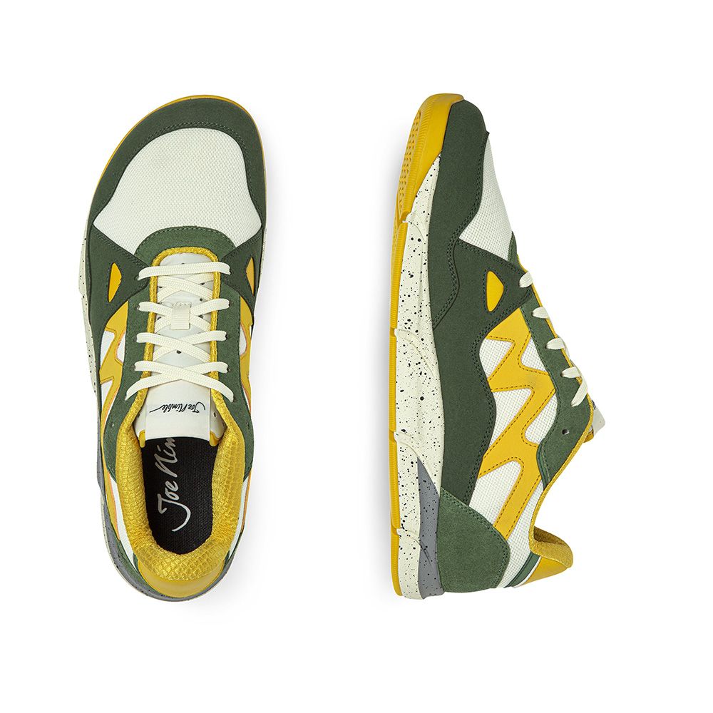 Joe Nimble Addict barfotasko för herr i grön, gul och vit färgkombination. Låg sneaker med bred tåbox, ventilerande ovandel och dämpad sula i stänkmönstrad grå-beige. Designad för naturlig rörelse och optimal komfort vid vardagsanvändning.