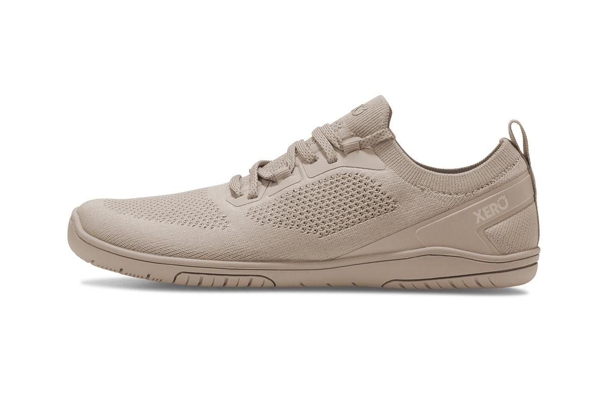 Xero Shoes Nexus Knit Silver Lining – stilren barfotasko i stickad beige mesh med bred tåbox, flexibel yttersula och noll drop för naturlig fotrörelse i vardagen