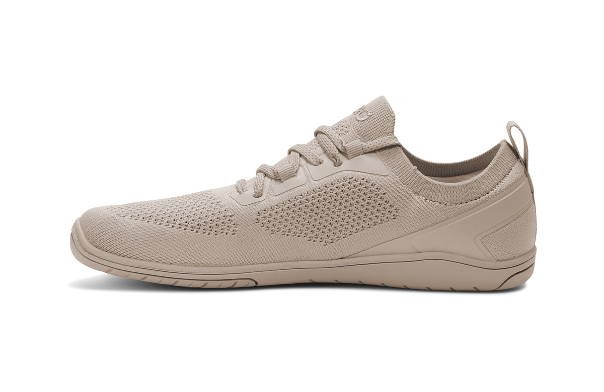 Xero Shoes Nexus Knit Silver Lining – stilren barfotasko i stickad beige mesh med bred tåbox, flexibel yttersula och noll drop för naturlig fotrörelse i vardagen
