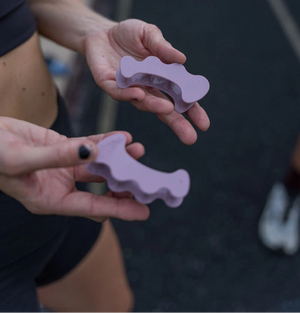 En person håller i tåspridare