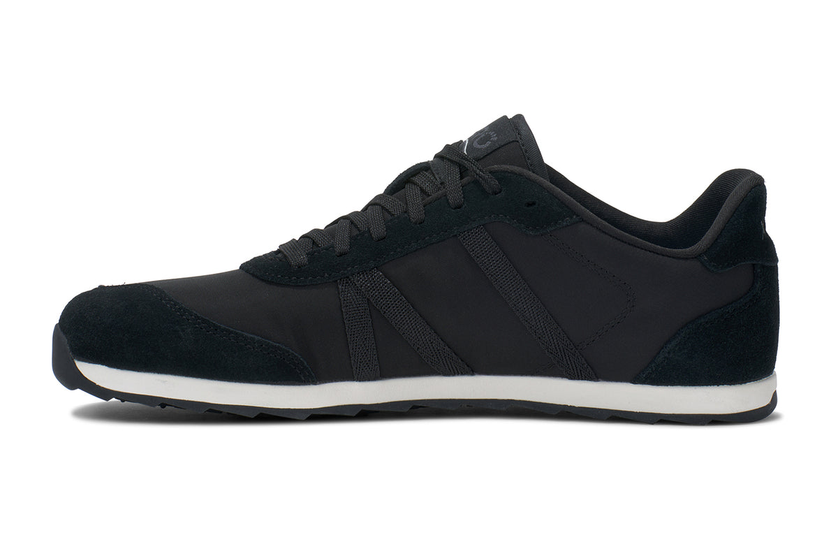 Xero Shoes Wynn Black – minimalistisk barfotasko i svart med retrodesign, bred tåbox och noll drop för naturlig rörelse och komfort